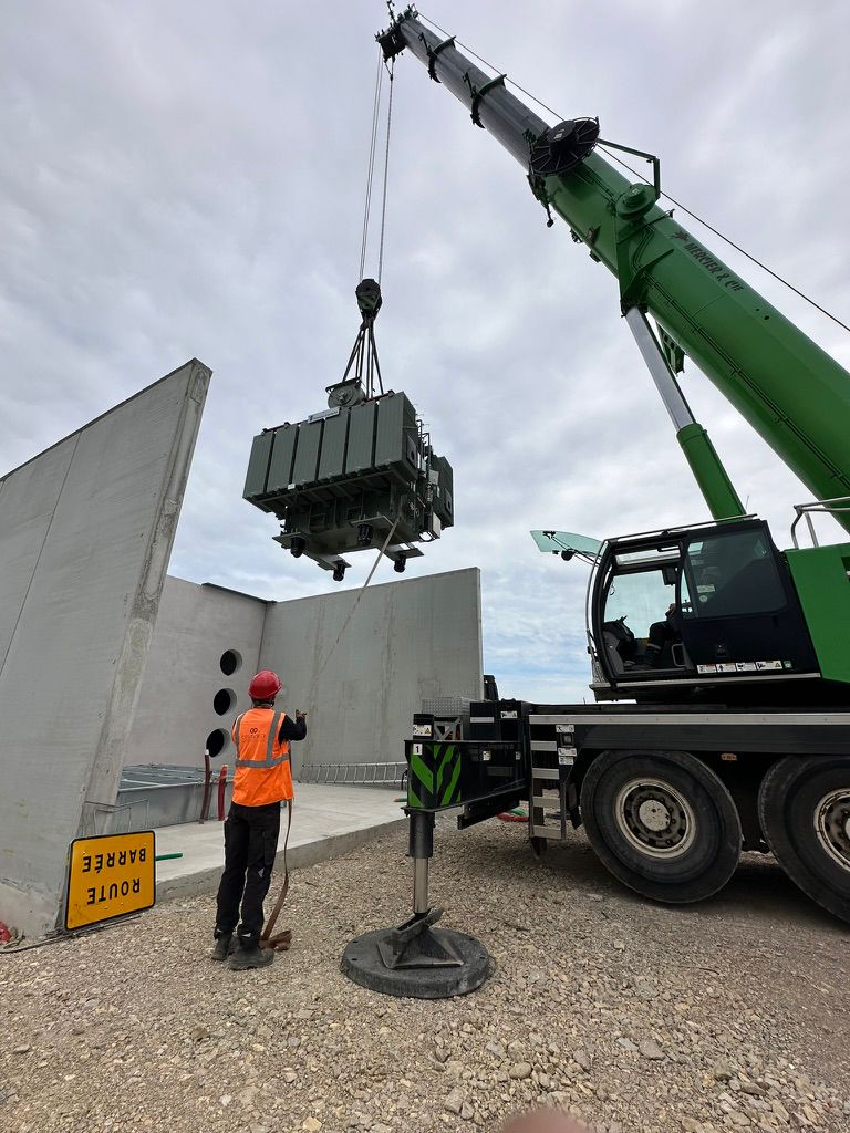 Grue pour mise en place transformateur de puissance